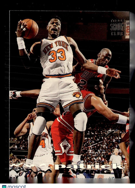 1993-94 STADIUM CLUB MICHAEL JORDAN IN BACKGROUND PATRICK EWING KNICKS