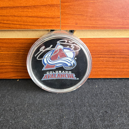 MEM Joe Sakic Signed Colorado Avalanche Puck UD Authenticated
