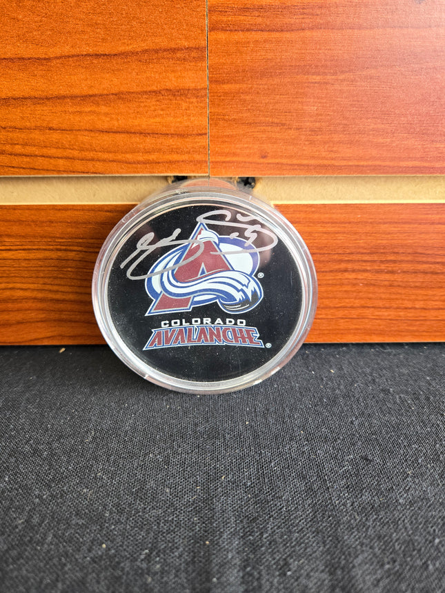 MEM Joe Sakic Signed Colorado Avalanche Puck UD Authenticated